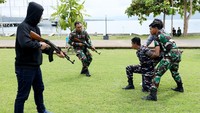 Dalam latihan tersebut, digambarkan situasi penyerangan oleh pelaku kejahatan teror terhadap personel TNI AL di kawasan markas. Kegiatan tersebut merupakan bagian dari program rutin TNI AL dalam memperkuat sistem keamanan laut dan kesiapan personel menghadapi berbagai potensi ancaman di wilayah perairan Sulawesi Barat. ANTARA FOTO/Akbar Tado
