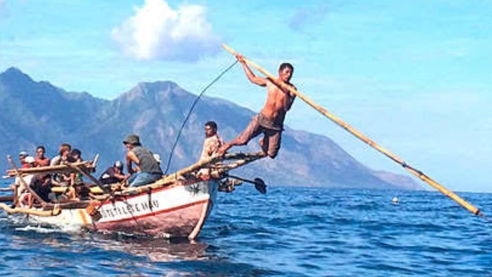 Tradisi berburu paus di Desa Lamalera, Kabupaten Pulau Lembata, NTT. (Dok. Instagram @Pesona Lembata)