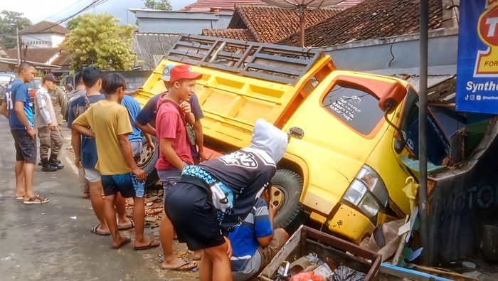 Truk terguling di Jampang Kulon Kamis (23/10/2025), diduga sopir mengantuk. Tidak ada korban jiwa dalam kejadian ini.