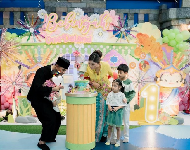 Bebingah berulang tahun yang pertama pada 15 Oktober 2024. Untuk merayakan ulang tahunnya, Kaesang dan Erina menggelar pesta meriah dengan mengusung tema ondel-ondel. Foto: Instagram/@erinagudono