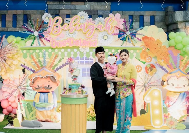 Kaesang Pangarep tampil kompak dengan konsep acara, mengenakan baju sadariah hitam lengkap dengan peci khas Betawi. Sementara itu, Erina Gudono tampil memesona mengenakan kebaya kuning dengan sulaman bunga berwarna cerah, dipadukan dengan kain batik bernuansa biru dan merah muda. Rambutnya disanggul rapi. Foto: Instagram/@erinagudono