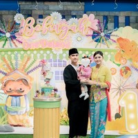 Kaesang Pangarep tampil kompak dengan konsep acara, mengenakan baju sadariah hitam lengkap dengan peci khas Betawi. Sementara itu, Erina Gudono tampil memesona mengenakan kebaya kuning dengan sulaman bunga berwarna cerah, dipadukan dengan kain batik bernuansa biru dan merah muda. Rambutnya disanggul rapi. Foto: Instagram/@erinagudono