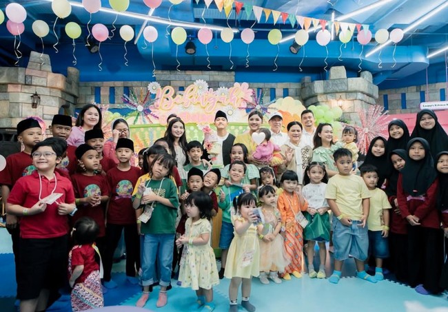 Mengusung tema Ondel-OndelLand, pesta ulang tahun Bebingah dihiasi dengan berbagai ornamen khas Betawi seperti boneka ondel-ondel besar, hiasan warna-warni, serta papan nama bertuliskan Bebingah ONEdeLand. Di bagian tengah berdiri megah angka 1 besar yang melambangkan ulang tahun pertama Bebingah, ditemani ilustrasi karakter ondel-ondel lucu. Foto: Instagram/@erinagudono