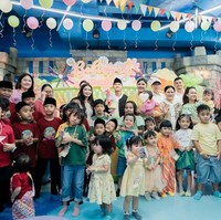 Mengusung tema Ondel-OndelLand, pesta ulang tahun Bebingah dihiasi dengan berbagai ornamen khas Betawi seperti boneka ondel-ondel besar, hiasan warna-warni, serta papan nama bertuliskan Bebingah ONEdeLand. Di bagian tengah berdiri megah angka 1 besar yang melambangkan ulang tahun pertama Bebingah, ditemani ilustrasi karakter ondel-ondel lucu. Foto: Instagram/@erinagudono