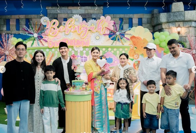 Para anggota keluarga tampak hadir memeriahkan acara. Mulai dari Jokowi dan Iriana, Gibran dan Selvi Ananda, hingga Bobby Nasution turut hadir dengan mengajak serta anak-anak mereka. Foto: Instagram/@erinagudono
