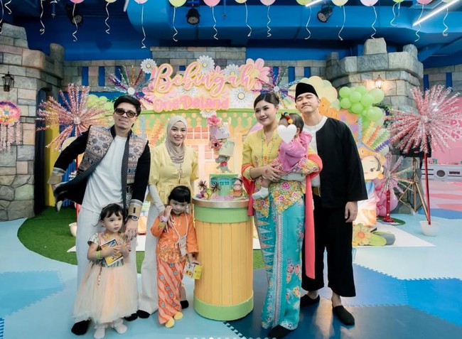 Tak hanya anggota keluarga, para rekan artis seperti Aurel Hermansyah bersama suami dan anak-anaknya juga turut hadir. Aurel dan kedua putrinya juga ikut mengenakan busana berwarna cerah yang senada dengan tema acara. Foto: Instagram/@erinagudono
