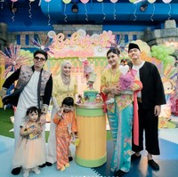 Tak hanya anggota keluarga, para rekan artis seperti Aurel Hermansyah bersama suami dan anak-anaknya juga turut hadir. Aurel dan kedua putrinya juga ikut mengenakan busana berwarna cerah yang senada dengan tema acara. Foto: Instagram/@erinagudono