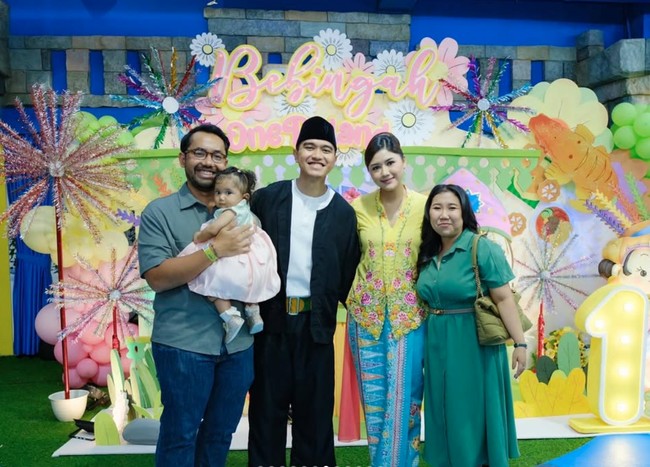 Kiky Saputri juga turut hadir bersama suami dan anaknya. Mereka tampak berpose bersama. Foto: Instagram/@erinagudono
