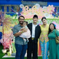 Kiky Saputri juga turut hadir bersama suami dan anaknya. Mereka tampak berpose bersama. Foto: Instagram/@erinagudono