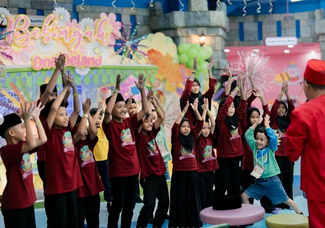Kaesang dan Erina juga mengundang anak-anak dari panti asuhan untuk ikut bersama bergembira di acara perayaan ulang tahun pertama Bebingah. Tema ondel-ondel sendiri dipilih karena Bebingah sedang menyukai boneka ondel-ondel. Foto: Instagram/@erinagudono