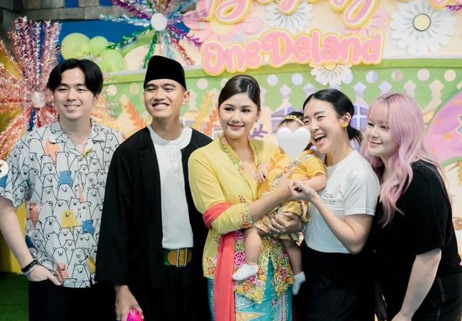 Bebingah, yang menjadi bintang utama acara, tampak menggemaskan dalam busana kuning yang kompak dengan sang mama. Sayangnya hingga kini wajah Bebingah masih dirahasiakan dengan ditutup stiker. Foto: Instagram/@erinagudono