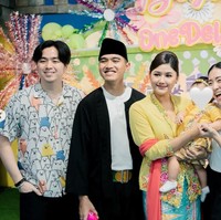 Bebingah, yang menjadi bintang utama acara, tampak menggemaskan dalam busana kuning yang kompak dengan sang mama. Sayangnya hingga kini wajah Bebingah masih dirahasiakan dengan ditutup stiker. Foto: Instagram/@erinagudono