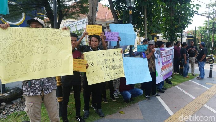 Unjuk rasa warnai sidang vonis kasus pembunuhan dan pemerkosaan siswa SMA di JOmbang
