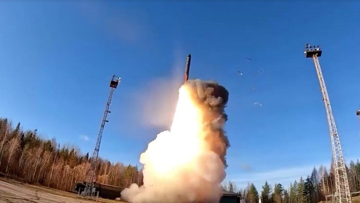 Usai Batal Bertemu Trump, Putin Pantau Militernya Latihan Nuklir Presiden Rusia Vladimir Putin memantau langsung militernya yang melaksanakan latihan besar-besaran dengan melibatkan senjata nuklir. Latihan ini digelar sehari setelah Putin dan Presiden AS Donald Trump batal untuk bertemu.