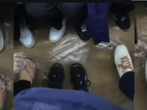 Video: Viral Gerbong KRL Tergenang Air, KAI Commuter Beri Penjelasan