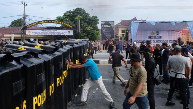 Wakapolda Riau Brigjen Jossy Kusumo memimpin Sispam Mako di Polres Kampar.