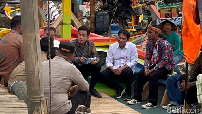 Wakil Presiden RI, Gibran Rakabuming saat berdialog dengan nelayan di Desa Citemu Cirebon Wakil Presiden RI, Gibran Rakabuming saat berdialog dengan nelayan di Desa Citemu Cirebon