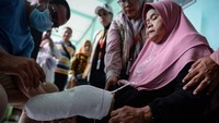 Petugas melakukan pengukuran dan pencetakan kaki palsu untuk warga penerima bantuan di Kantor Dinas Sosial Kota Tangerang, Banten, Rabu (22/10/2025). Program tersebut bertujuan membantu penyandang disabilitas agar dapat beraktivitas secara mandiri dan meningkatkan kualitas hidup mereka. ANTARA FOTO/Putra M. Akbar