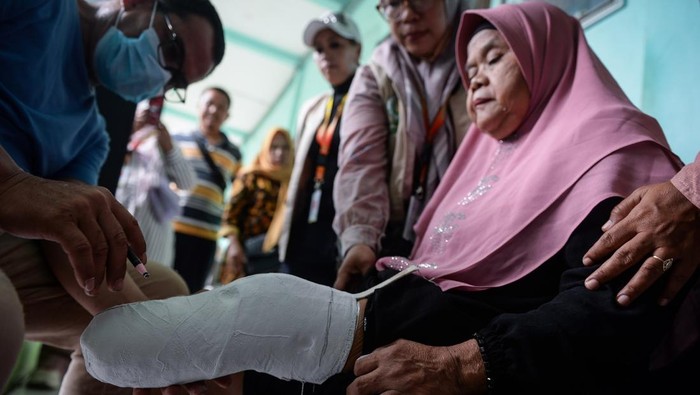 Warga Difabel di Tangerang Terima Bantuan Kaki Palsu dan Alat Bantu Dengar Gratis Petugas memasang cetakan alat bantu dengar kepada seorang warga penerima bantuan di Kantor Dinas Sosial Kota Tangerang, Banten, Rabu (22/10/2025). Dinas Sosial Kota Tangerang melakukan pengukuran untuk pembuatan kaki palsu bagi 10 penyandang tunadaksa dan pemeriksaan pendengaran untuk pembuatan alat bantu dengar bagi 40 warga yang mempunyai gangguan pendengaran secara gratis agar mereka mampu beraktivitas lebih baik dari sebelumnya. ANTARA FOTO/Putra M. Akbar