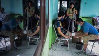 Selain pemeriksaan dan pengukuran, warga penerima bantuan juga mendapatkan edukasi tentang cara perawatan dan penggunaan alat bantu tersebut. Program ini diharapkan menjadi langkah nyata pemerintah daerah dalam memberikan dukungan berkelanjutan bagi penyandang disabilitas. ANTARA FOTO/Putra M. Akbar