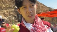Sebelum memborong buah-buahan, Willie sempat mencicipi apel hijau khas Palestina. Foto: Instagram @willie27_