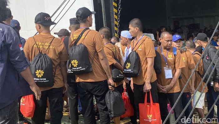 139 PMI yang dideportasi dari Malaysia tiba di Pelabuhan Parepare.