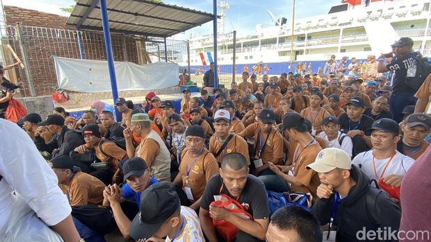 139 PMI yang dideportasi dari Malaysia tiba di Pelabuhan Parepare.