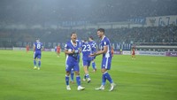 Adam Alis, pemain berposisi gelandang ini tampil 82 menit dan mencetak satu gol. Sofascore memberikan nilai 8,2 atau jadi yang paling tinggi di antara pemain lain di laga Persib vs Selangor FC. Ia juga mencatatkan 100 persen operan akurat. Dari 27 operan, semuanya sukses. (Foto: Dok. Persib Bandung)