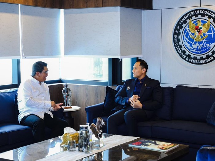 AHY dan Rektor Universitas Indonesia (UI), Prof. Dr. Heri Hermansyah, S.T., M.Eng AHY dan Rektor Universitas Indonesia (UI), Prof. Dr. Heri Hermansyah, S.T., M.Eng