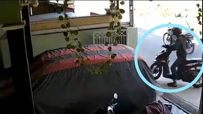 Aksi maling motor saat terekam CCTV di Pekalongan. Aksi maling motor saat terekam CCTV di Pekalongan.