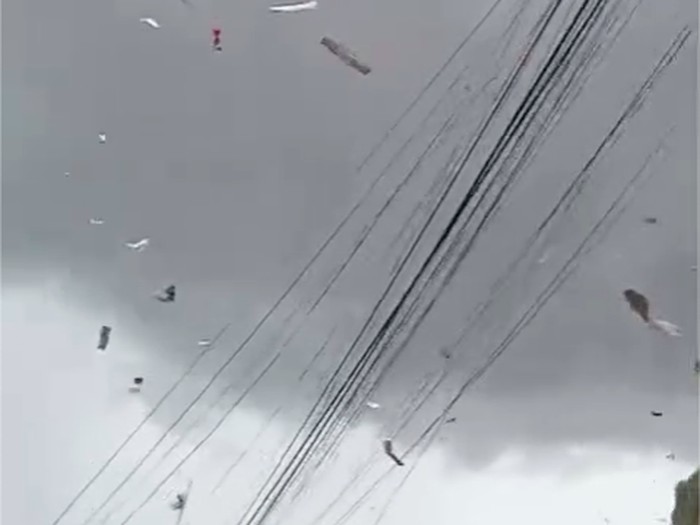 Angin puting beliung melanda wilayah Kecamatan Bojonggede, Kabupaten Bogor, Jawa Barat. Camat melaporkan sejumlah rumah mengalami kerusakan. (dok Istimewa) Angin puting beliung melanda wilayah Kecamatan Bojonggede, Kabupaten Bogor, Jawa Barat. Camat melaporkan sejumlah rumah mengalami kerusakan. (dok Istimewa)