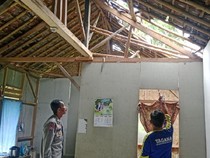 Rumah di Ciamis Rusak Tertimpa Pohon Tumbang gegara Angin Kencang
