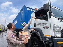 Polrestabes Semarang Bagikan Makanan ke Sopir Truk Korban Banjir Kaligawe