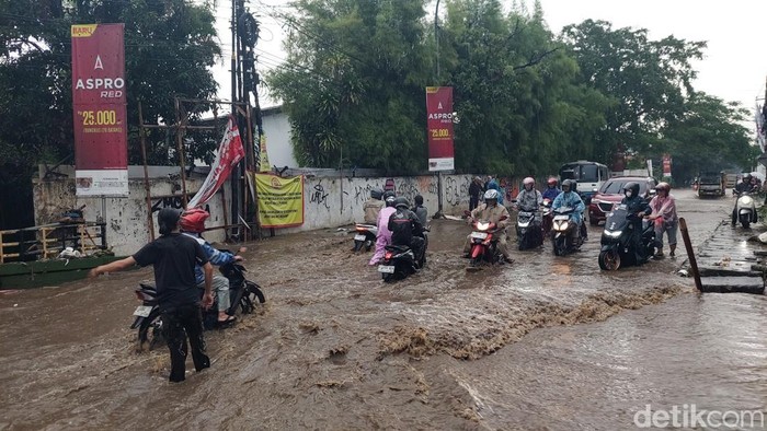 Banjir di kawasan Cigugur Tengah Kota Cimahi