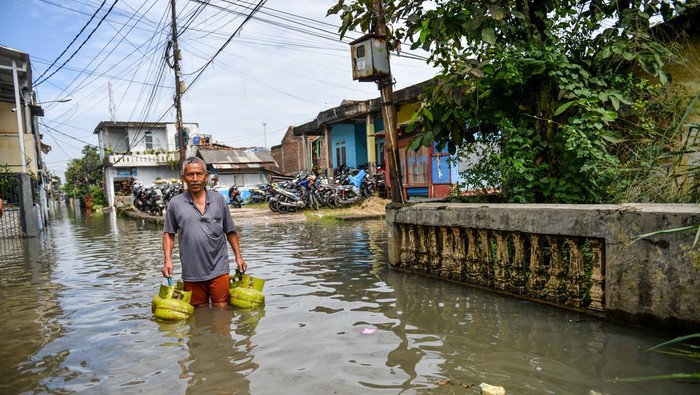 Banjir Parah di Dayeuhkolot, Luapan Sungai Citarum Rendam Ratusan Rumah Seorang anak melintasi banjir yang melanda Kampung Bojongasih di Dayeuhkolot, Kabupaten Bandung, Jawa Barat, Jumat (24/10/2025). Banjir setinggi 30 hingga 100 sentimeter yang merendam ratusan rumah di daerah tersebut terjadi karena meluapnya Sungai Citarum akibat hujan lebat yang melanda Kawasan Bandung Raya pada Kamis 23 Oktober 2025. ANTARA FOTO/Raisan Al Farisi
