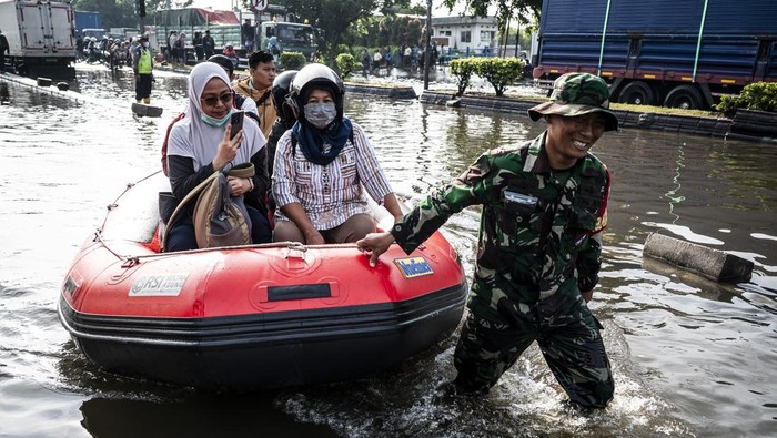 Banjir Rendam Jalur Pantura Semarang, Pasien dan Nakes Dievakuasi Pakai Perahu Karet Personel Babinsa Koramil 06/Genuk menggunakan perahu karet untuk mengangkut pasien saat banjir melanda jalur utama Pantura Semarang - Surabaya di Jalan Kaligawe Raya, Semarang, Jawa Tengah, Jumat (24/10/2025). Koramil 06/Genuk mengerahkan satu pleton Babinsa untuk mengevakuasi pasien dan memobilisasi tenaga kesehatan menuju RS Islam Sultan Agung dengan menggunakan perahu karet dan truk. ANTARA FOTO/Aprillio Akbar
