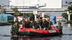 Banjir Rendam Jalur Pantura Semarang, Pasien dan Nakes Dievakuasi Pakai Perahu Karet