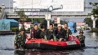 Ketinggian air yang mencapai pinggang orang dewasa membuat arus lalu lintas lumpuh total dan memaksa petugas melakukan evakuasi terhadap warga terdampak. ANTARA FOTO/Aprillio Akbar