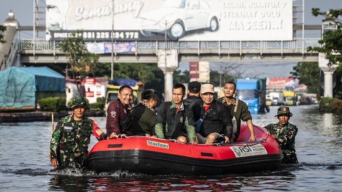 Banjir Rendam Jalur Pantura Semarang, Pasien dan Nakes Dievakuasi Pakai Perahu Karet Personel Babinsa Koramil 06/Genuk menggunakan perahu karet untuk mengangkut pasien saat banjir melanda jalur utama Pantura Semarang - Surabaya di Jalan Kaligawe Raya, Semarang, Jawa Tengah, Jumat (24/10/2025). Koramil 06/Genuk mengerahkan satu pleton Babinsa untuk mengevakuasi pasien dan memobilisasi tenaga kesehatan menuju RS Islam Sultan Agung dengan menggunakan perahu karet dan truk. ANTARA FOTO/Aprillio Akbar