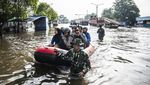 Banjir Rendam Jalur Pantura Semarang, Pasien dan Nakes Dievakuasi Pakai Perahu Karet