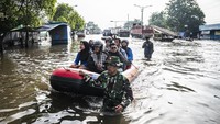 Banjir di kawasan Kaligawe ini disebabkan oleh curah hujan tinggi dan meluapnya air dari Sungai Tenggang, yang membuat sebagian besar ruas jalan tergenang. ANTARA FOTO/Aprillio Akbar