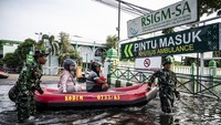 Dengan menggunakan perahu karet, mereka mengevakuasi pasien dan tenaga kesehatan yang terjebak banjir menuju RS Islam Sultan Agung. ANTARA FOTO/Aprillio Akbar