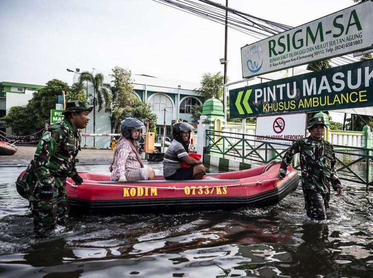 Banjir Rendam Jalur Pantura Semarang, Pasien dan Nakes Dievakuasi Pakai Perahu Karet