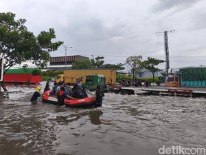 Cerita Relawan Bolak-balik Terjang Banjir demi Antar Pasien RSI Sultan Agung