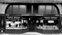 Supermarket ini dibuka pada 6 September 1916 di 79 Jefferson Avenue, Memphis, Amerika. Piggly Wiggly langsung menarik perhatian publik dengan koleksi lebih dari 1.000 produk di raknya. Foto: Site Archive