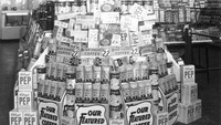 Produk makanan dan minuman di Piggly Wiggly sudah dikemas rapi, berbeda dengan toko lama yang masih menakar tepung dan gula menggunakan timbangan manual. Foto: Site Archive
