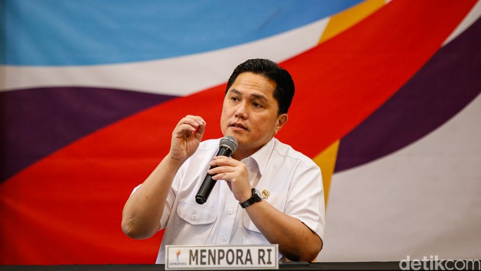 Menteri Pemuda dan Olahraga Erick Thohir melakukan konferensi pers di Kemenpora, Jakarta, Jumat. (24/10/2025).