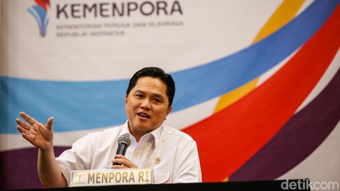 Menteri Pemuda dan Olahraga Erick Thohir melakukan konferensi pers di Kemenpora, Jakarta, Jumat. (24/10/2025).