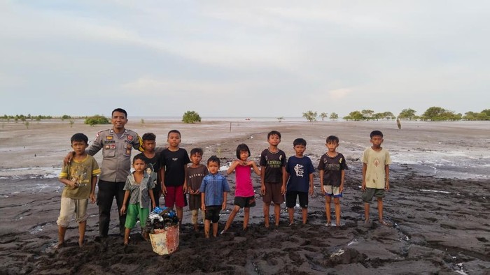 Bhabinkamtibmas di Kepulauan Meranti ajak anak-anak Suku Akit menanam mangrove di Pantai Gelombang Cinta. Bhabinkamtibmas di Kepulauan Meranti ajak anak-anak Suku Akit menanam mangrove di Pantai Gelombang Cinta, Kamis (23/10/2025).