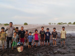 Jaga Pantai Gelombang Cinta, Bhabin Meranti Ajak Anak Suku Akit Tanam Mangrove